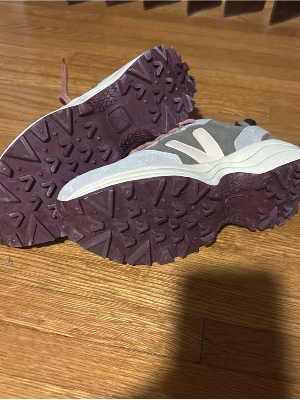 Veja Venturi Sneakers - Picture 2 of 4